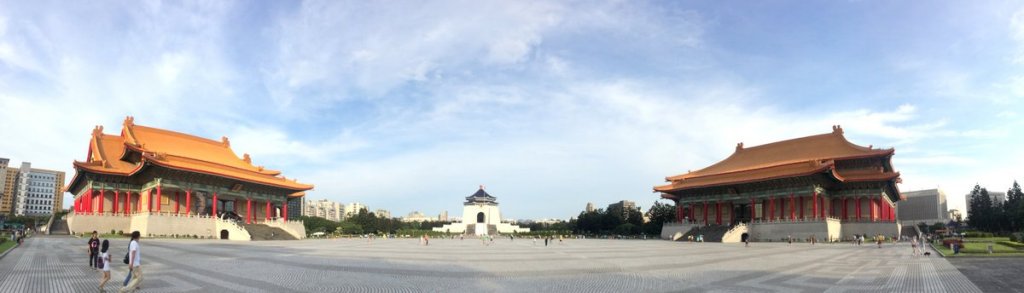 Góc nhìn panorama từ cổng chính