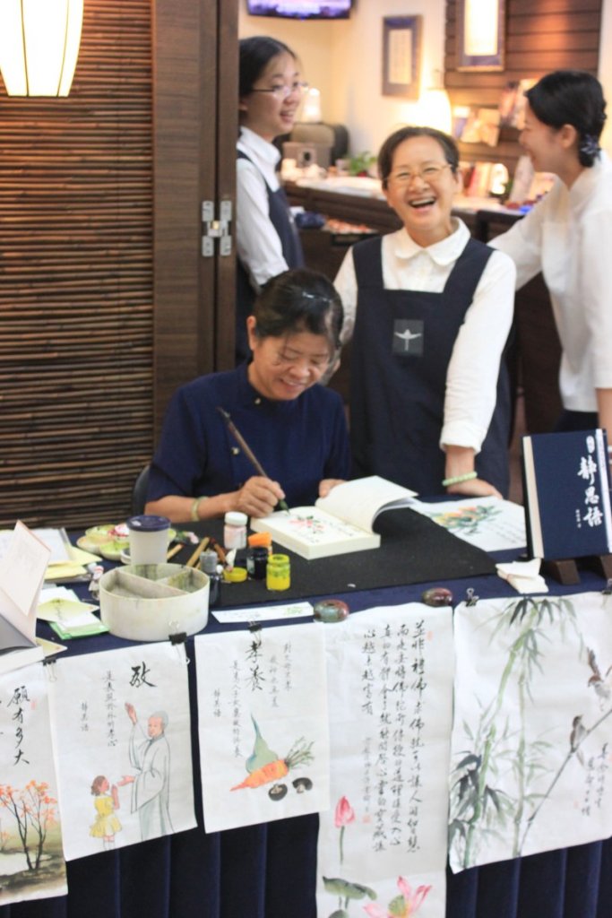 Nụ cười tươi của một cô quầy sách