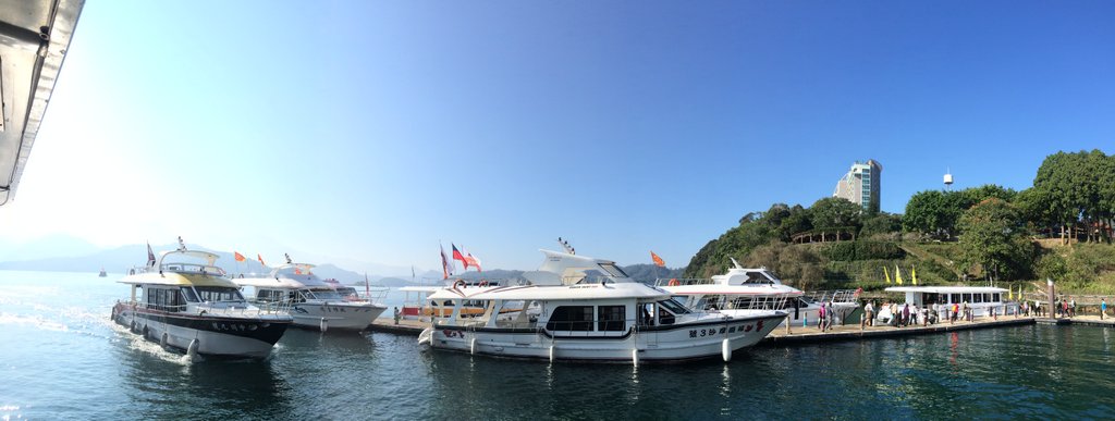 Một số tàu đậu quanh hồ