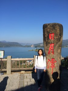 Mội người xếp hàng chụp hình